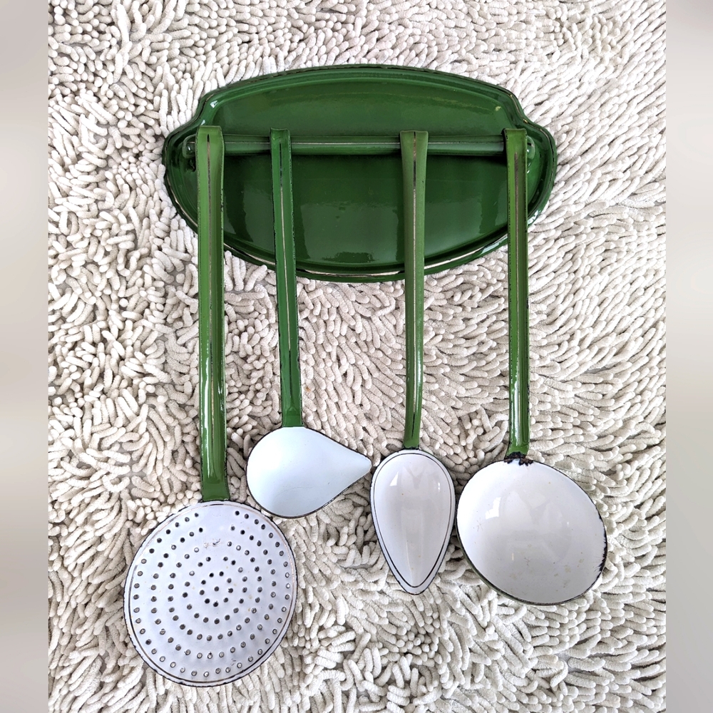 Unbranded vintage decorative enamel green hanging spoon set